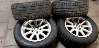 Set originele 15 inch LM BMW velgen, zeer goede banden